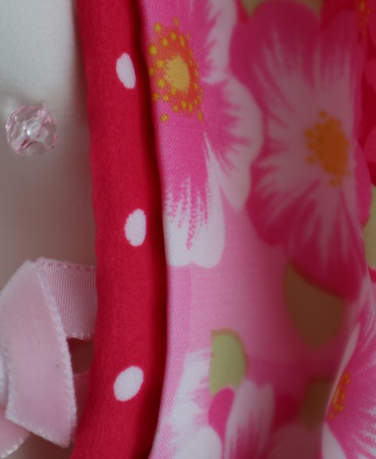 七五三 3歳女の子用被布[松田聖子](被布)白にピンクレース(着物)ピンクに赤の花輪No.69V